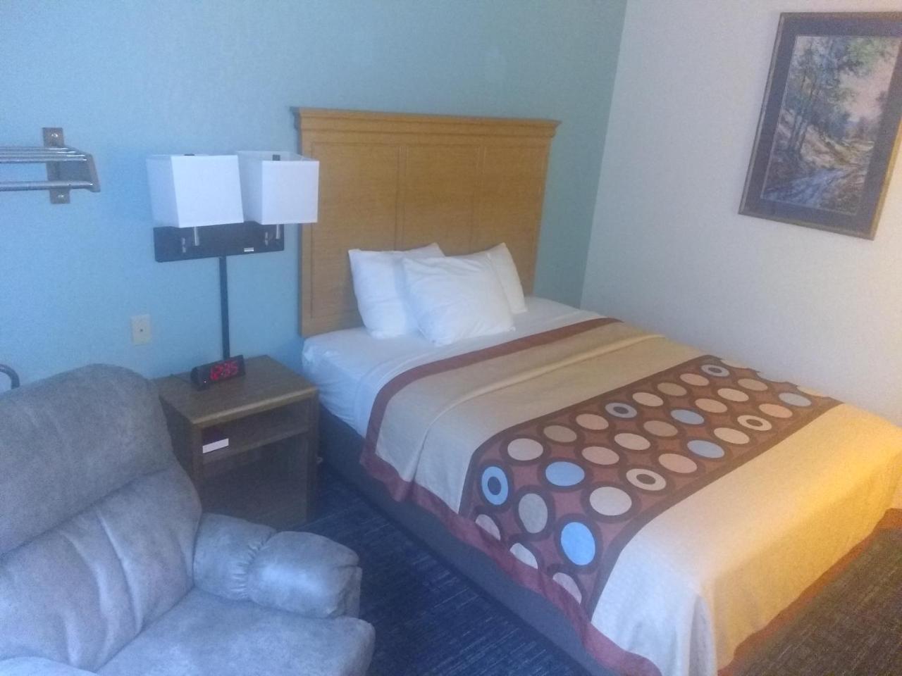 Super 8 By Wyndham Baxter/Brainerd Area Hotel Ngoại thất bức ảnh